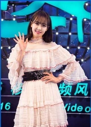 蛋糕裙这样穿，告别臃肿，变身瘦美小仙女